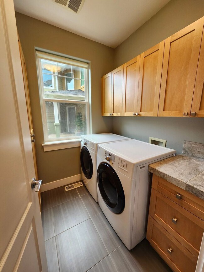 Building Photo - Experience Unmatched Luxury on the Columbia River!