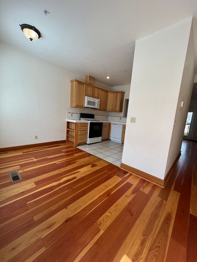 Building Photo - Bright and charming two bedroom townhome i...