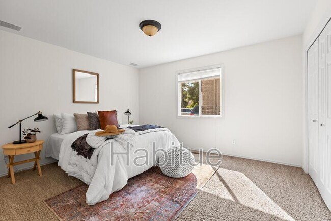 Building Photo - 2160 Dora Ln