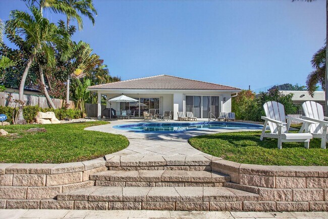 Building Photo - 513 S Riverside Dr