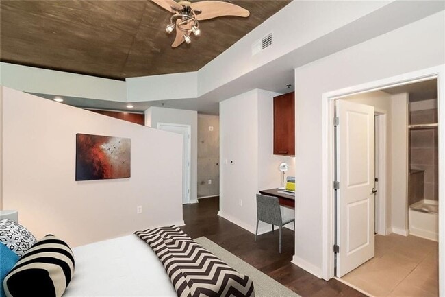 Building Photo - One bedroom condo located in heart of Buckhead!