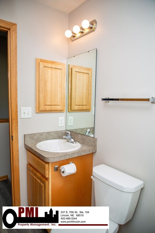 Building Photo - 3 Bedroom and 3 Bathroom Duplex. Available...