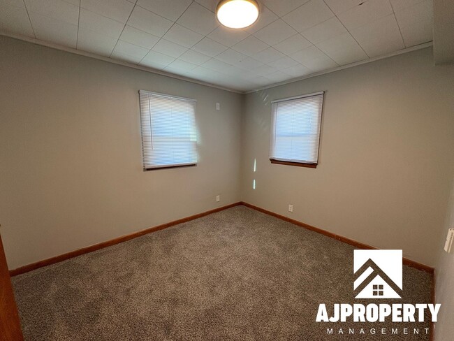 Building Photo - 213 W 39th St