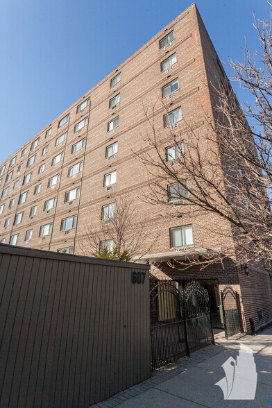 Building Photo - 607 W Wrightwood Ave