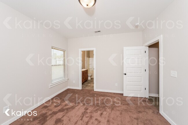 Building Photo - 180 White Oak Circle