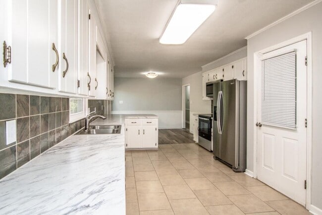 Building Photo - 2089 Rock Springs Cir