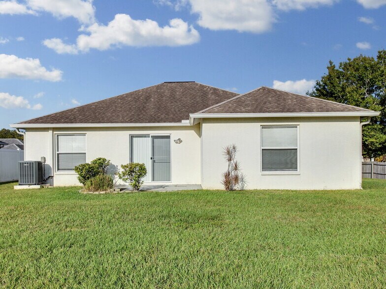 Building Photo - 6010 33rd Dr E