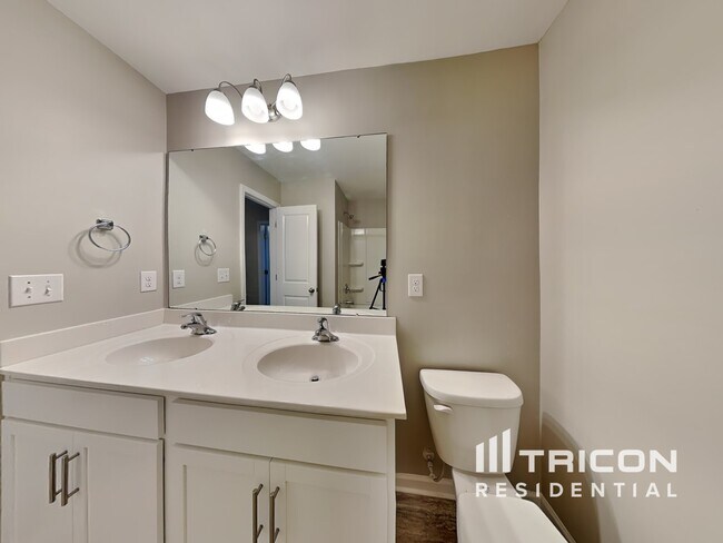 Building Photo - 147 N Cromwell Dr