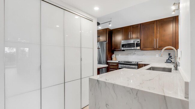 Building Photo - 240 Captains Walk