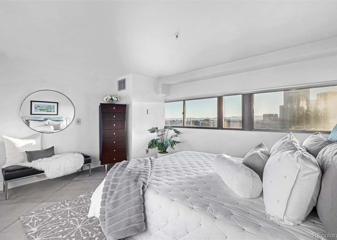 Building Photo - 100 Park Ave W