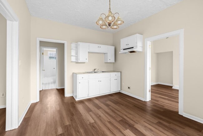Building Photo - Charming 4 Bedroom, 2 Bathroom house