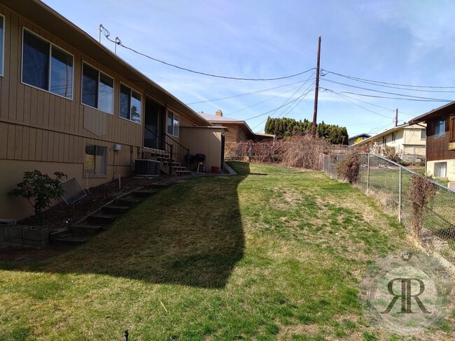 Building Photo - West Valley Studio Apartment - Washer/Drye...