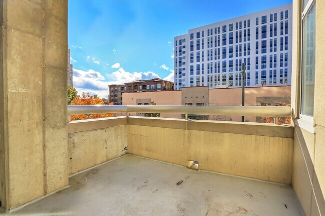 Building Photo - $2,350 - Urban 2 bed 2 bath Condo in Golde...