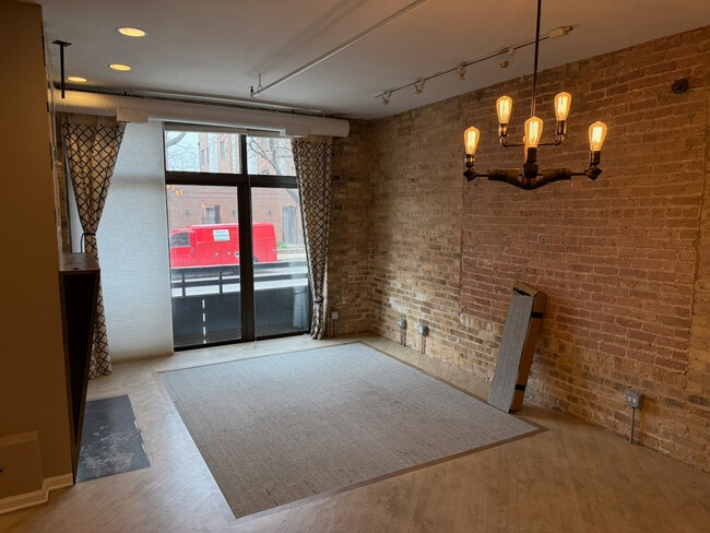 Building Photo - 1735 W Diversey Pkwy