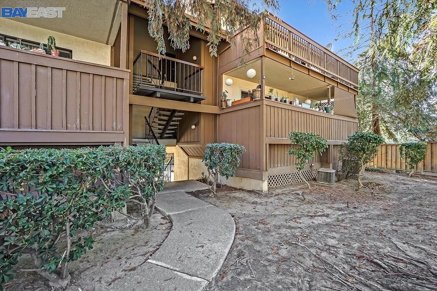 Building Photo - 2055 Sierra Rd