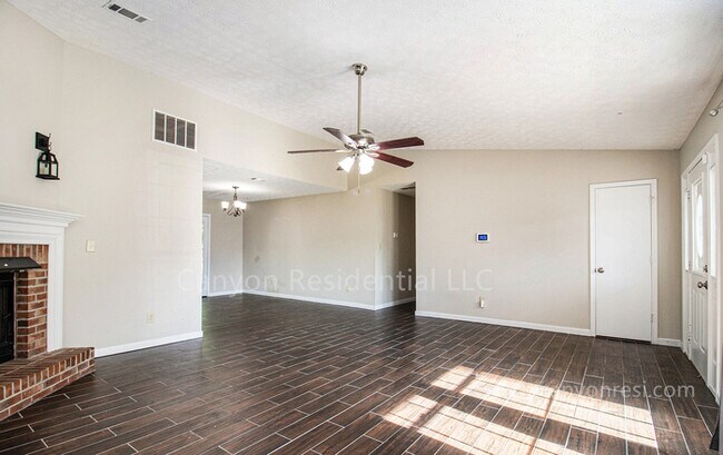 Building Photo - Beautiful 3b Room!Move in ready!