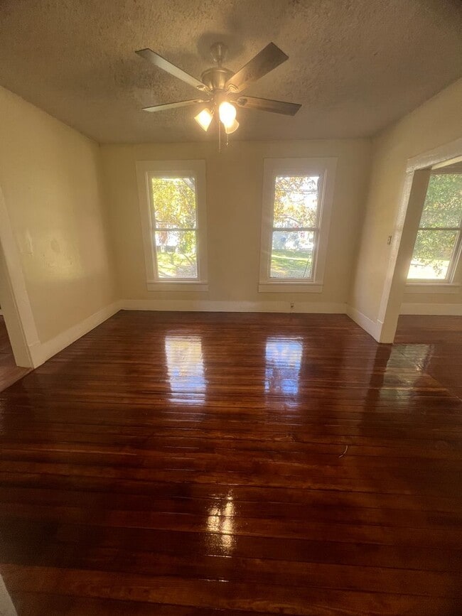 Building Photo - New Listing