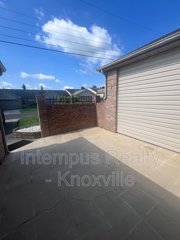 Building Photo - 813 Villaview Way