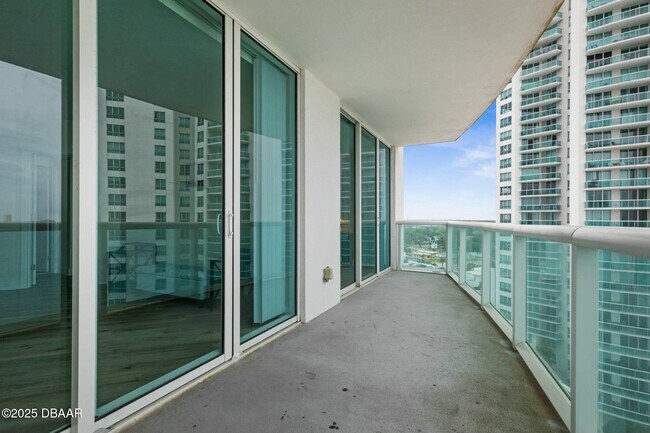 Building Photo - 231 Riverside Dr