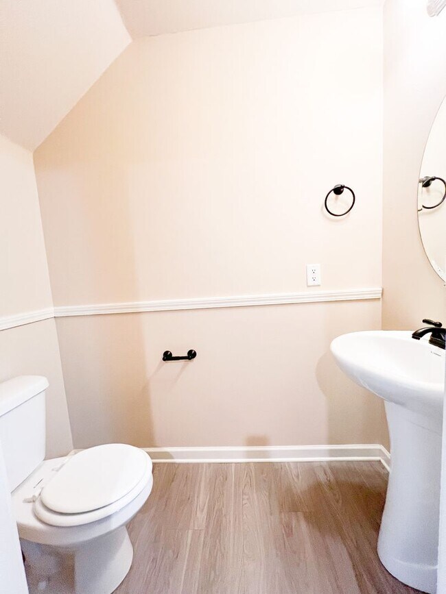 Building Photo - 2 Bedroom 1.5 Bath Townhome