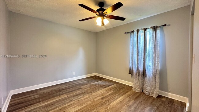 Building Photo - 566 SW 20th Ct