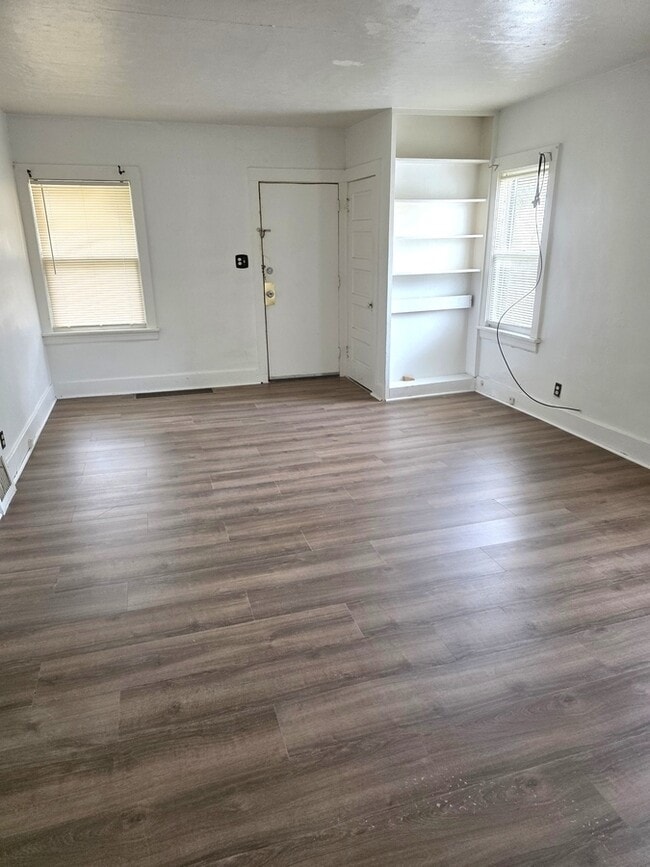 Building Photo - 751 Leonard Ave