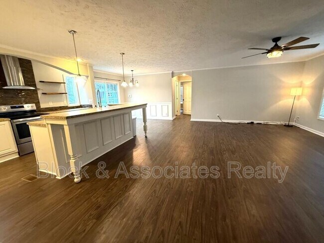 Building Photo - 285 Lennie Smith Rd