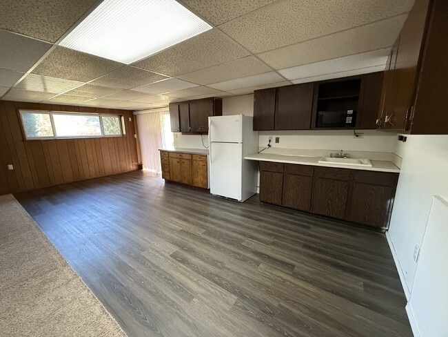 Building Photo - Spacious Home on Corner Lot Available!