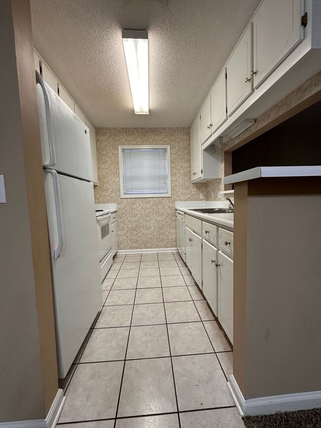 Building Photo - Foxchase Subdivision:  MOVE IN READY!!!!    1/2 OFF 1ST MONTH RENT W/12 MONTH LEASE!!  NEW CARPET...