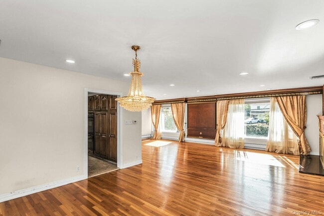 Building Photo - 260 Oak Ridge Ln