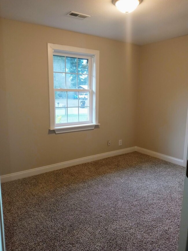 Building Photo - 407 Roselawn Dr