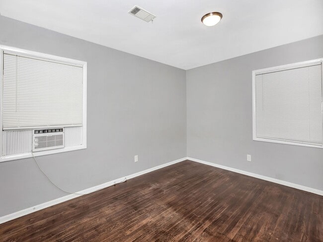 Building Photo - Newly renovated 3 bed/2 bath brick home