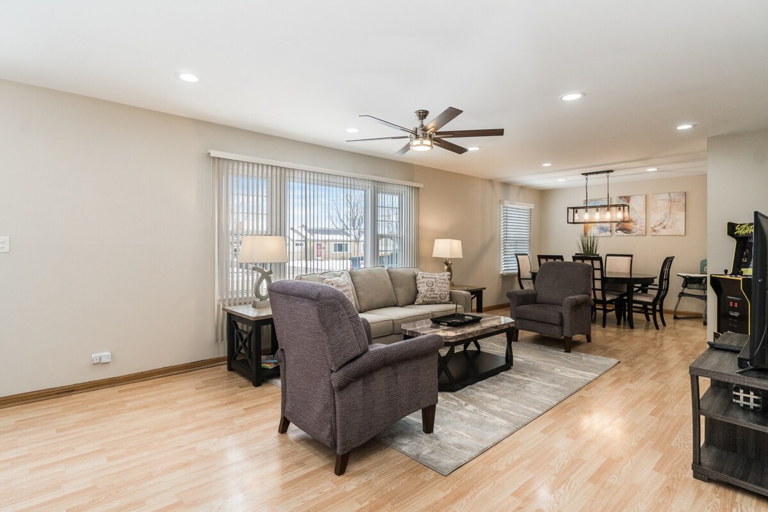 Building Photo - 12 E Berkley Ln