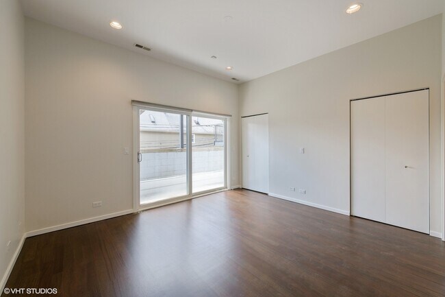 Building Photo - 1872 N Damen Ave