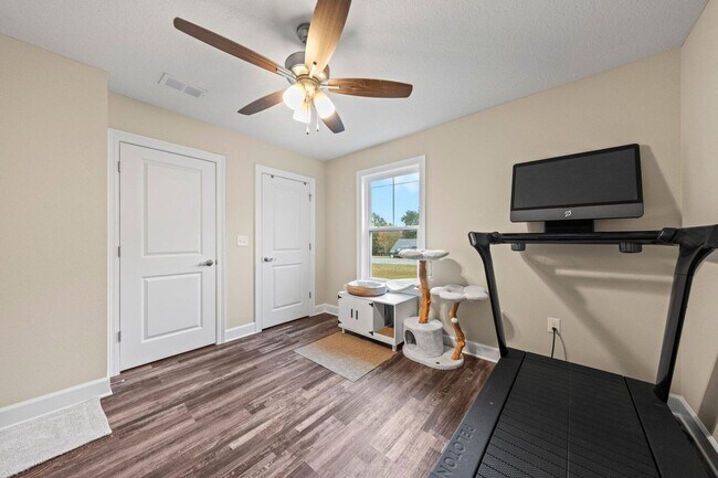 Building Photo - 4 Bedrooms!!!