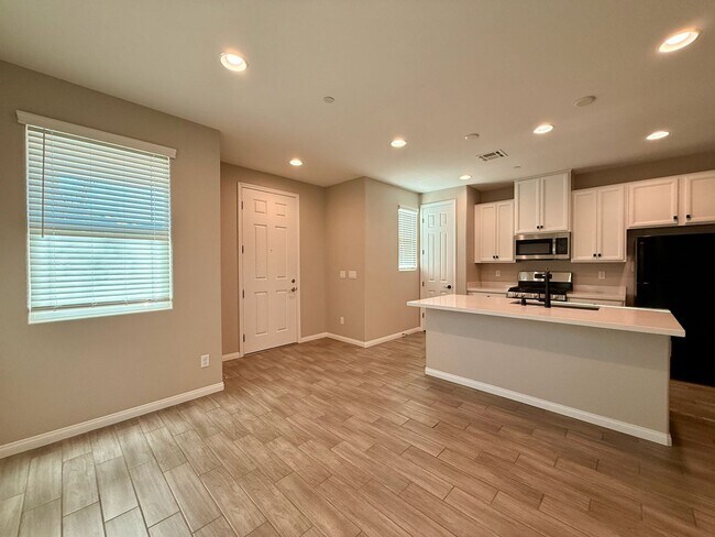Building Photo - 3 BED 2.5 BATH 2 CAR GARAGE MODERN TOWNHOM...