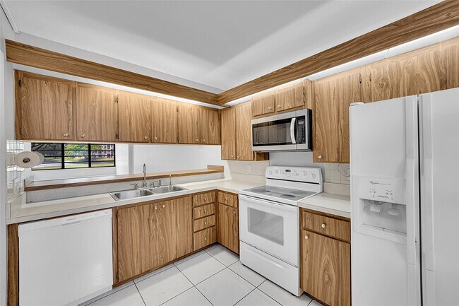 Building Photo - 1713 Whitehall Dr
