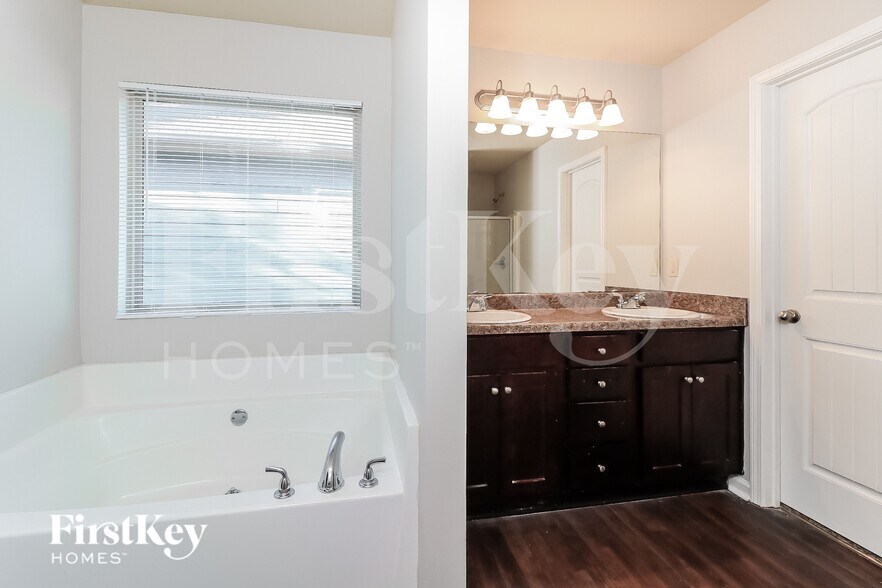 Building Photo - 466 Grenier Terrace NE