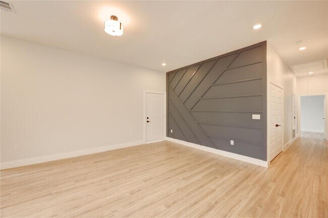 Building Photo - 811 E 39th St