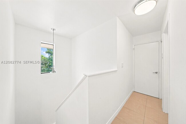 Building Photo - 9674 Fontainebleau Blvd