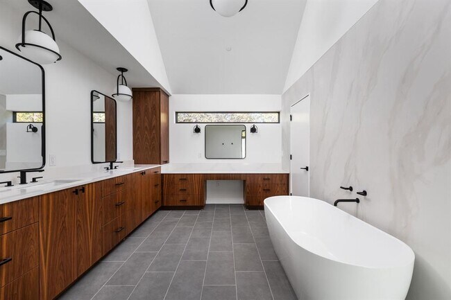 Building Photo - 1603 Chelsea Ln