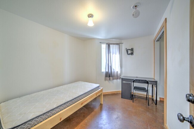 Building Photo - 2225 Blake St