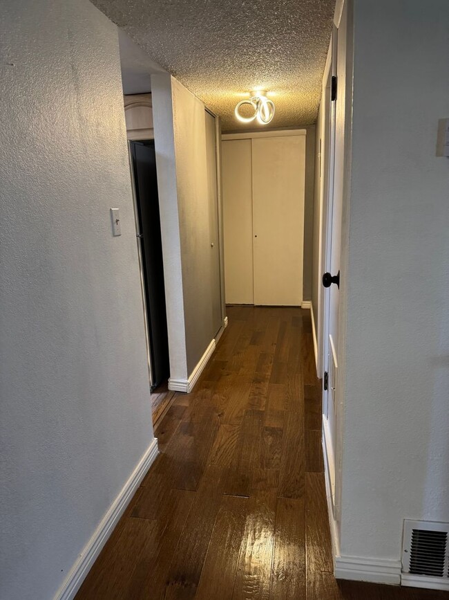 Building Photo - Charming 1BR Condo in Denver