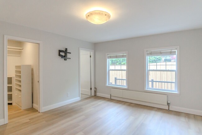 Building Photo - 3bd/1.75ba Seattle Home