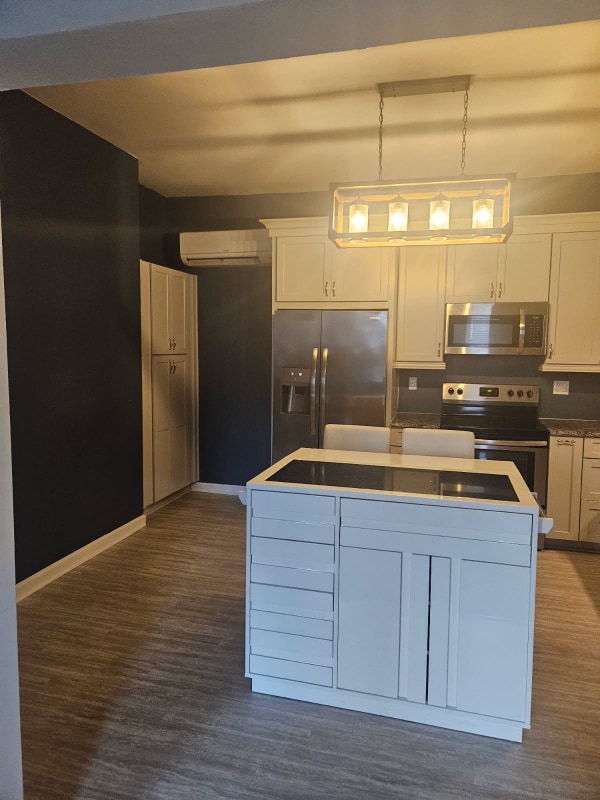 Building Photo - 325 W Main St