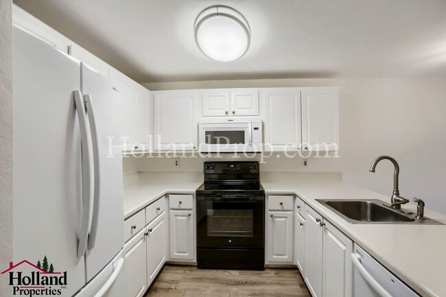 Building Photo - Beautiful 2-Bedroom Condo with a Garage!