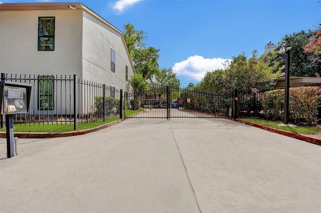 Building Photo - 2425 Augusta Dr