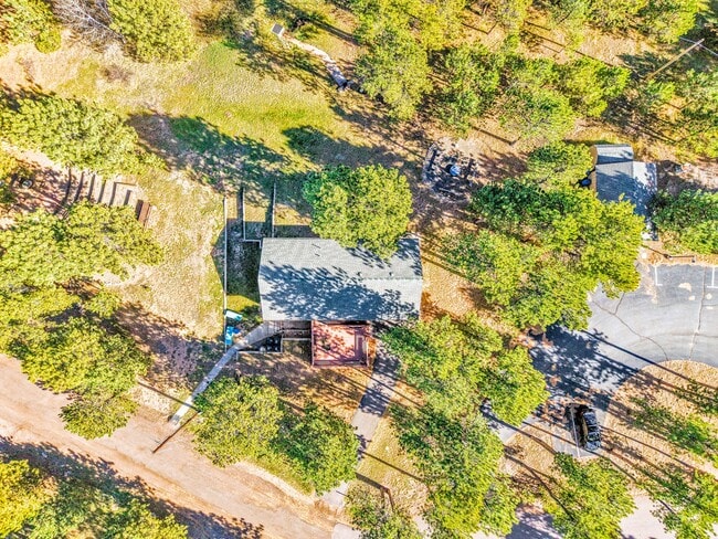 Building Photo - 27927 Circle Dr