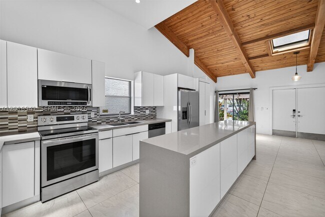 Building Photo - 2619 Parkview Dr S