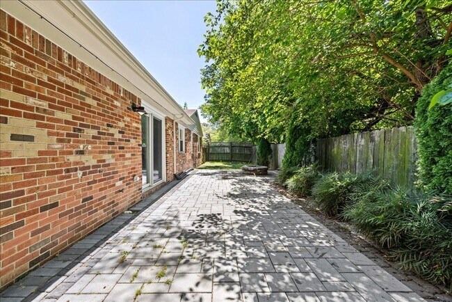 Building Photo - 4783 Rosecroft St